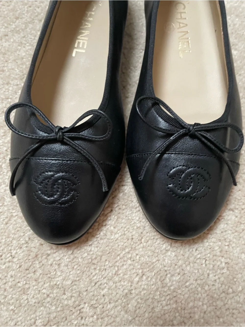 CHANEL Black Leather CC Logo Ballet Flats with Bow 37C  PRISTINE condition!